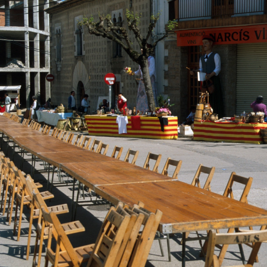 Festa del Roser, la fira artesanal i les taules preparades per les exhibicions de puntaires.