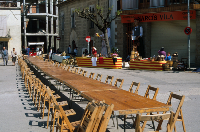 Festa del Roser, la fira artesanal i les taules preparades per les exhibicions de puntaires.