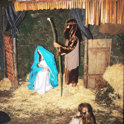 Escena del naixement del pessebre vivent que es representà al castell de Trocafelló pel Nadal de 1995.

La que representa la Verge Maria és Carolina Ruiz, Sant Josep és Eduard Poch i la nena Laura Poch