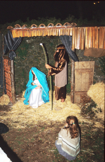 Escena del naixement del pessebre vivent que es representà al castell de Trocafelló pel Nadal de 1995.

La que representa la Verge Maria és Carolina Ruiz, Sant Josep és Eduard Poch i la nena Laura Poch