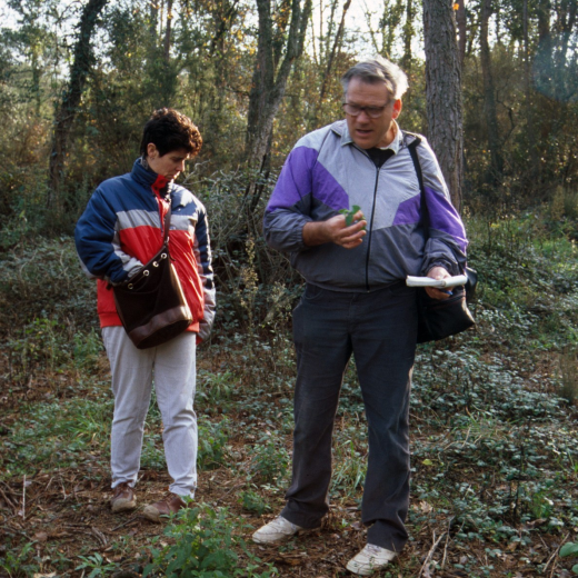 La Carme Rocas i en Narcís Munsó al veïnat del Pibitller fent l'inventari de la flora de Maçanet.