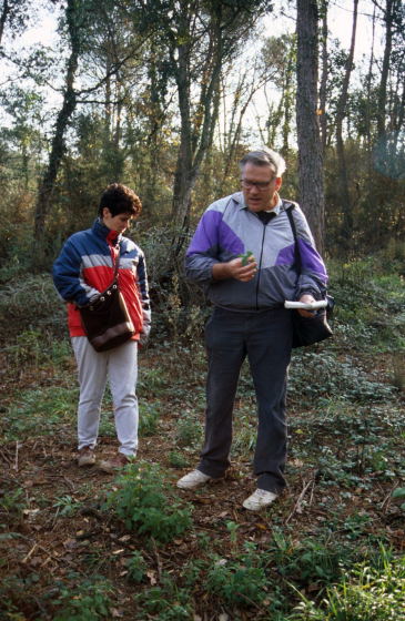 La Carme Rocas i en Narcís Munsó al veïnat del Pibitller fent l'inventari de la flora de Maçanet.