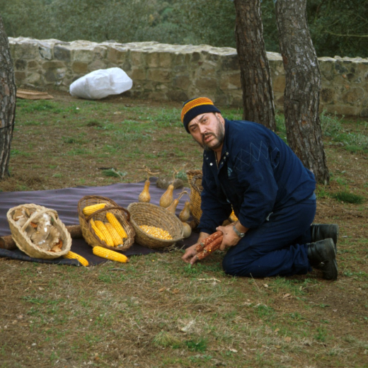 Preparatius pel pessebre vivent a dalt del castell de Torcafelló. En Mingo Méndez un dels organitzadors del pessebre