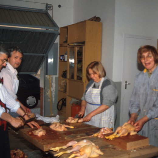 En Josep M Oller, Juli Campeny, la Maria Carreras i la M Àngels Tresserras preparant es pollastres pel dinar de l'aplec de Sant Jordi a l'abril del 1996