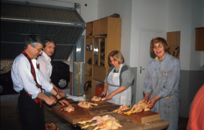 En Josep M Oller, Juli Campeny, la Maria Carreras i la M Àngels Tresserras preparant es pollastres pel dinar de l'aplec de Sant Jordi a l'abril del 1996