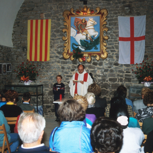 El Sr. rector de Maçanet Mn Josep Puig celebrant l'ofici de Sant Jordi a la Capella del castell acompanyat per l'escolà Joaquim Serra.