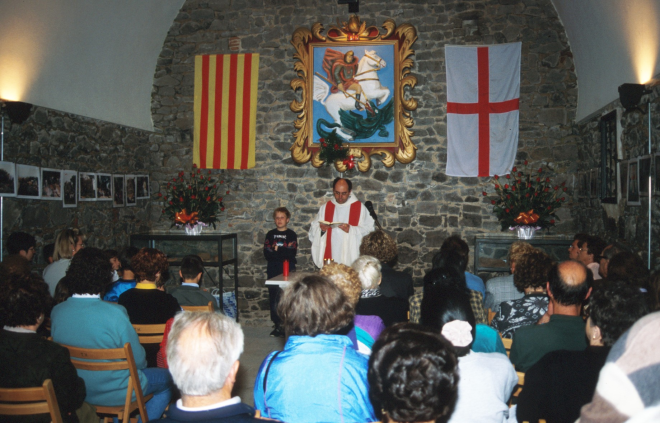 El Sr. rector de Maçanet Mn Josep Puig celebrant l'ofici de Sant Jordi a la Capella del castell acompanyat per l'escolà Joaquim Serra.