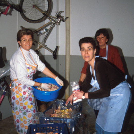 Lluïsa Morales, Carme Rocas i Montserrat Artigas preparant els pollastres pel dinar de l'aplec de Sant Jordi, l'any 1996