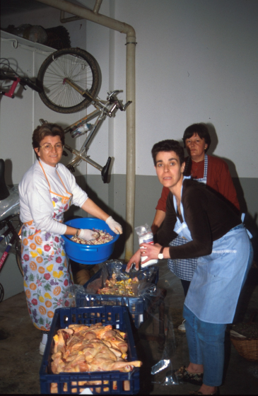 Lluïsa Morales, Carme Rocas i Montserrat Artigas preparant els pollastres pel dinar de l'aplec de Sant Jordi, l'any 1996