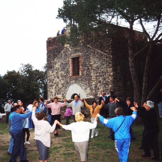 Ballada de sardanes a l'aplec de Sant Jordi de l'any 1996.

Es poden reconèixer ballant sardanes a Josep Roca i la seva dona; Assumpció Artibas, la Carme Gelmà, en Joaquim Soms, Lola Deulofeu, i un espectador: Ramón Rieradevall