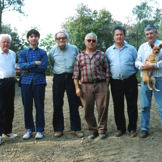 Equip de treball a la restauració del conjunt del Castell de Sant Jordi. D'esquerra a dreta: Martí Tomàs, Jordi Vergés, Josep Reyner, Xavier Vergés, Josep Soler i Juli Campeny amb el gosset.