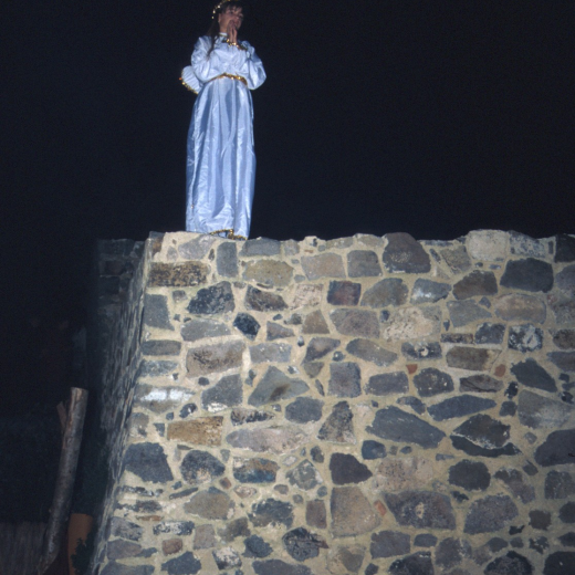L'anunciació representada per Consol Fernández al Pessebre vivent del 1995