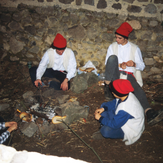 Xavier Roca, Joan Carreras, Jordi Codina, Manel Fernández, representant els pastors al pessebre vivent de l'any 1995