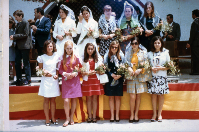 Primera fila: Carme Bou, Montse Bou, Núria Rovira, Juanita Pons, Maria Surós.

Segona fila: Maria Rovira, Pilar Vila, Matilde Gironés, M Mercè Rey, Rosa Costa, Carme Mateu.

Són les acompanyants en aquesta diada de 1970 a la pista Jardí.