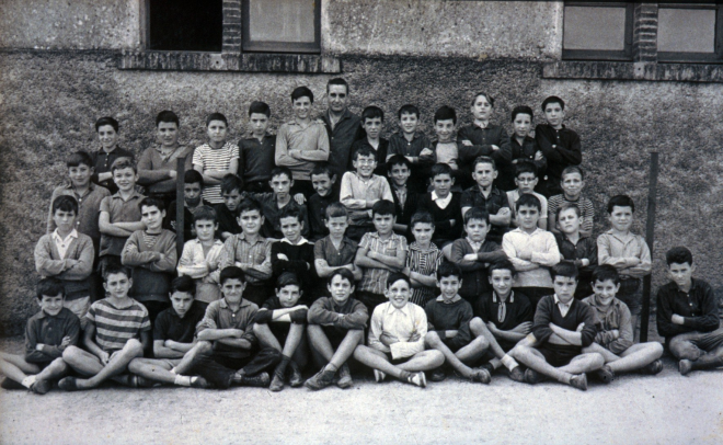 Curs 1965 - 1966, Mestre Lluís Serra.

Joan Massó, Joan Mir, Narcís Mir, Marcel·lí Pujolràs, Agustí Prats, mestre Lluís Serra, Salvadro Pimàs, Pere Maynegre, Alfons Soms, Albert Pons, Salvador Soms i Francesc Serra.

Rossend Valentí, Josep Xarbau, Joaquim Bota, Ramon Bosch, Joan Viñolas, Josep Bosch, Lluís Quellos, Marc Parés, Pere Giménez, Pere Serra, Josep M Bagué i Narcís Soms.

Josep Gabardino, Josep Martí, Francesc Serra, Benet Presas, Eloi Navarro, Antoni Ruhí, Josep Ruiz, Llorenç Ruscalleda, Emili Suñé, Josep Bancells, Simó Serra i Josep Ribas.

Josep Roca, Pere Pons, Antoni Tomàs, Jaume Costa, Joan Falgueras, Àngel Rissec, Rafel Roura, Miquel Rosell, Joan Martí, Antoni Colomé, Narcís Murgadella i Santi Soms.