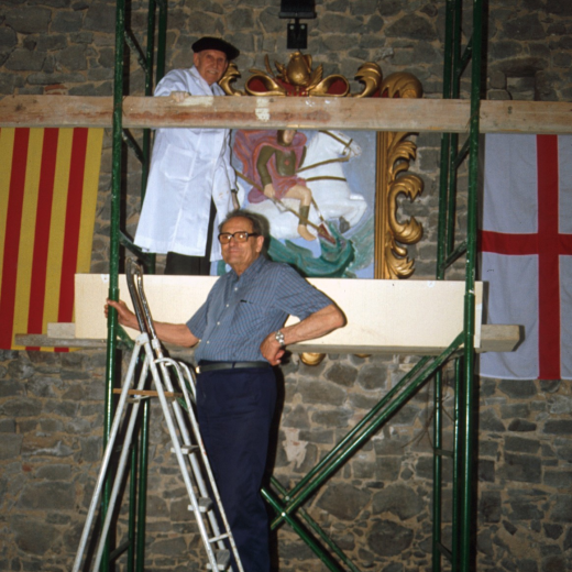 En Josep Reyner amb el Sr. Mauricio Herraiz autor del relleu de Sant Jordi en els treballs finals d'aquesta obra que presideix la Capella del Castell de Trocafelló