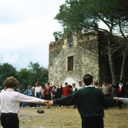 Ballant sardanes a la festa de Sant Jordi. En Pere Lluscafressa, la Mercè -la seva dona-, la Nuri Brossa, en Josep Perez i la seva mara la Quimeta Bosch i en Josep Lluís.