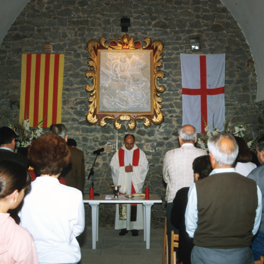 El rector de Maçanet Mn Josep Puig celebrant la missa del dia de la festa de Sant Jordi