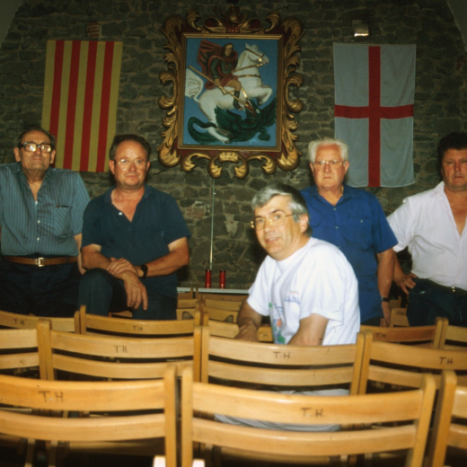Grup de treball del taller d'Història en la restauració del castell de Torcafelló preparant la capella per celebrar-hi la missa de l'aplec. D'esquerra a dreta: Josep Reyner, Josep Panosa, Juli Campeny, Martí Tomàs i Josep Soler