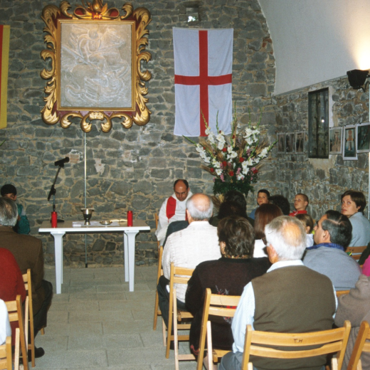 El rector Mn Josep Puig celebrant la misa el dia de Sant Jordi. D'esquena es pot veure en Josep Reyner i en Jordi Munsó