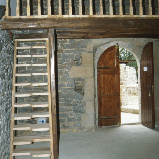 Detall de l'escala de fusta per pujar a dalt del cor , obra de l'artesà fuster Joaquim Roca, a la capella de Sant Jordi al Castell de Torcafelló