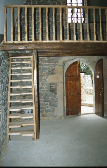 Detall de l'escala de fusta per pujar a dalt del cor , obra de l'artesà fuster Joaquim Roca, a la capella de Sant Jordi al Castell de Torcafelló