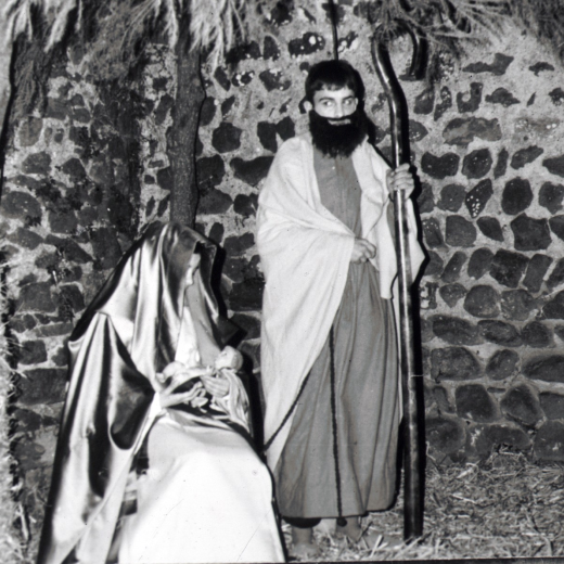 Pessebre vivent de l'any 1979 que es representà als voltants de l'Església parroquial. Representació de Sant Josep i la Mare de Déu