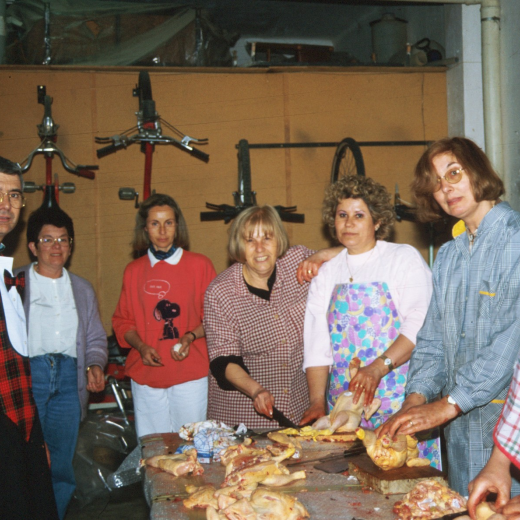 En Juli Campeny, Assumpció Artigas, Dolors Tresserres, Maria Carreras, Dolors Segura, Angela Tresserras i en Josep M Oller preparant els pollastres ple dia de la festa.