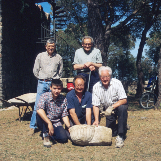 Grup de treball de restauració del Castell de Torcafelló el dia de la troballa de la pica de la capella. Drets: Juli Campeny i Josep Reyner i a davant Jordi Vergés, Josep Panosa i Martí Tomàs.