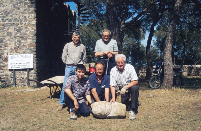 Grup de treball de restauració del Castell de Torcafelló el dia de la troballa de la pica de la capella. Drets: Juli Campeny i Josep Reyner i a davant Jordi Vergés, Josep Panosa i Martí Tomàs.