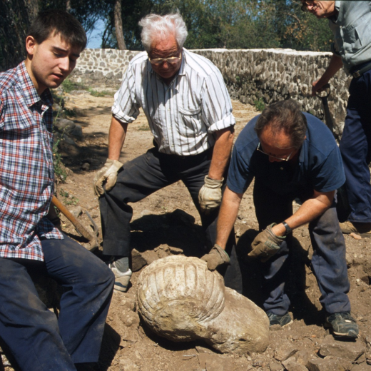 El moment en que és desenterrada entre runes del fossar la pica d'aigua beneïda de la capella de Sant Jordi l'any 1995. Jordi Vergés, Martí Tomàs, Josep Panosa i Josep Reyner de l'equip de Restauració.