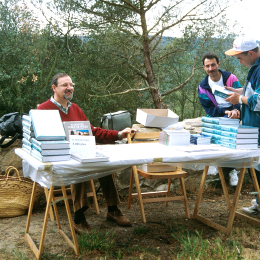 En Lluís Soler a la parada de venda de llibres a la Festa de Sant Jordi