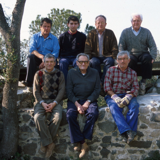 Grup de treball del Taller d'Història en la restauració de Torcafelló. Primera fila d'esquerra a dreta: Josep Soler, Jordi Verges, Josep Panosa i Martí Tomàs. A davant: Juli Campeny, Josep Reyner i Xavier Verges.