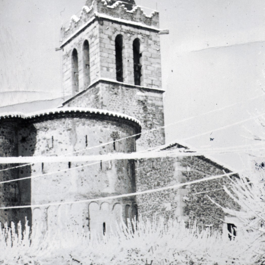 El conjunt del campanar i l'Església sota una nevada