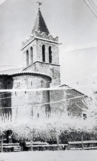 El conjunt del campanar i l'Església sota una nevada