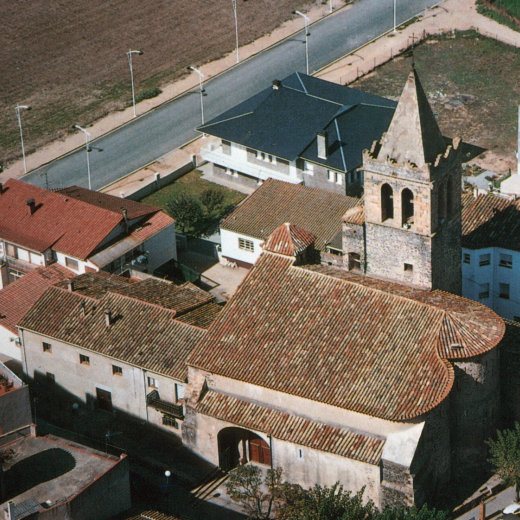 Conjunt de l'Església, campanar i rectoria en una vista aèria amb l'avinguda Sant Llorenç i d'altres noves edificacions.