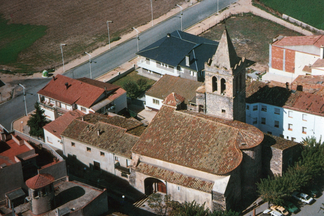 Conjunt de l'Església, campanar i rectoria en una vista aèria amb l'avinguda Sant Llorenç i d'altres noves edificacions.