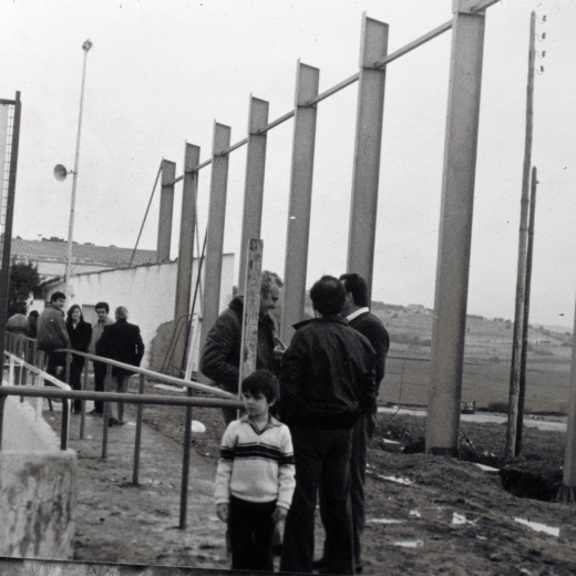 Obres de cobertura de la pista poliesportiva municipal, primera fase del futur pavelló poliesportiu.

El nen Jordi Codina, Narcis Codina, Pere Parera (Perebonic)
