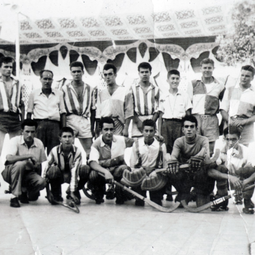 Un partit amistós per la Festa Major de Tordera entre el Girona CH i el SHUM que es jugà a la pista - envelat.

A dalt Narcís Codina, Francisco Brossa, (Cisquet) Joan Pagès, ? , Josep Codina.