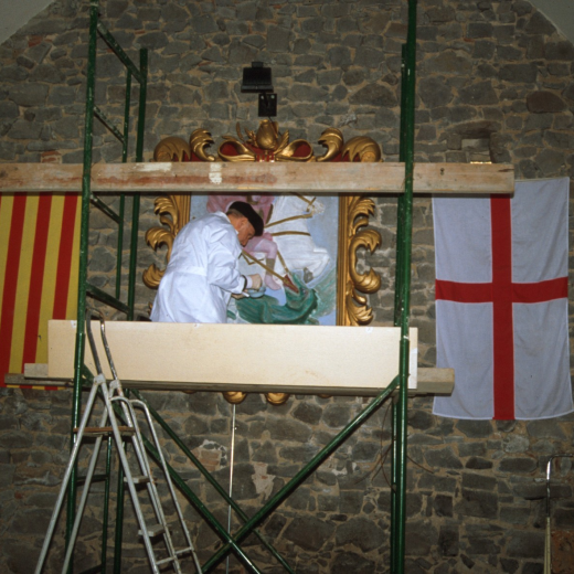 El Sr. Mauricio Herraiz, autor de la imatge - relleu que s'instal·là a la Capella de Sant Jordi, treballant en els tocs finals de la seva obra.