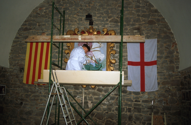 El Sr. Mauricio Herraiz, autor de la imatge - relleu que s'instal·là a la Capella de Sant Jordi, treballant en els tocs finals de la seva obra.