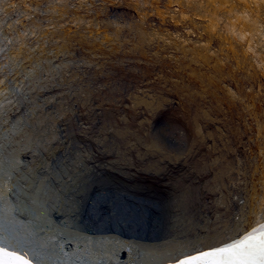 Detall del pou que fou descobert durant les excavacions del poblat romà als voltants del Palau de Foixà