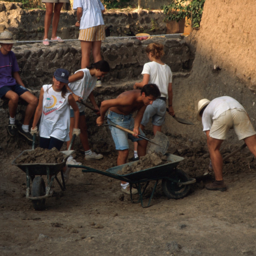 Integrants del camp de treball que col·laboraven en els treballs d'excavació del poblat romà prop del Palau de Foixà