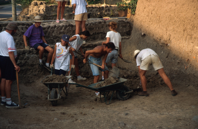 Integrants del camp de treball que col·laboraven en els treballs d'excavació del poblat romà prop del Palau de Foixà