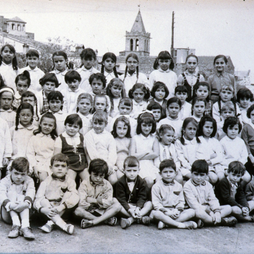 Escola mixta núm. 2. Curs 1971 - 1972. Mestre Maria Magria.

Maribel Núñez, Encarna Mesa, Natàlia Vilaseca, Lluïsa Llorens, Lídia Codina, Montserrat Rieradevall, Pilar Valentí, Paqui Rodríguez i Teresa Selva

Carme Banús, Paquita Brau, Teresa Guerra, ?, Teresa Rubio, M del Mar Baños, Carme Roura, Isabel Calle, Hermínia Pino, Montserrat Codina, Montserrat Bosch i Lluïsa Ruscalleda.

Alvina Tarres, Cristina Tomàs, Agnès Tomàs, Silvia Pares, Laura Pages, Teresa Pimàs, Montserrat Sureda, Roser Llinàs, Montserrat Serra, Gemma Pons.

Margarida Ferrer, Carme Bosch, Dolors Sillero, Núria Barrera, Dolors Gelmà, Alberta Bosch, Rosa Roura, Joaquima Relat, Montserrat Oliveras, Irene Lluscafressa, Glòria Guerra i Agnès Relat.

Josep Francès, Fermí Artigas, Josep Rubio, Josep Serra, Josep Costa, Joan Dídac Ramírez, Salvador Guinart, Llorenç Tomàs i ?.