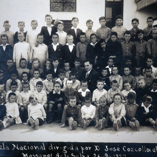 Grup d'alumnes amb el mestre Sr. Josep Cozcolluela i Segura quan encara hi havia un sol mestre