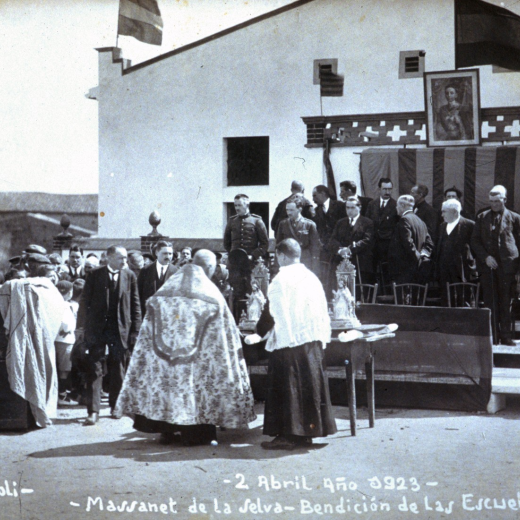 Benedicció pel Sr. rector Mn Joan Vicens de les imatges del Sagrat Cor de Jesús que foren col·locades una a cada aula dels nous col·legis de Maçanet recentment construïts.