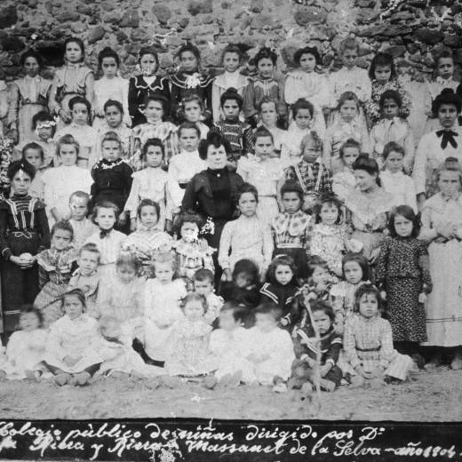 L'escola de nenes de Maçanet l'any 1904 amb la mestre Sra. Josefa Riera.