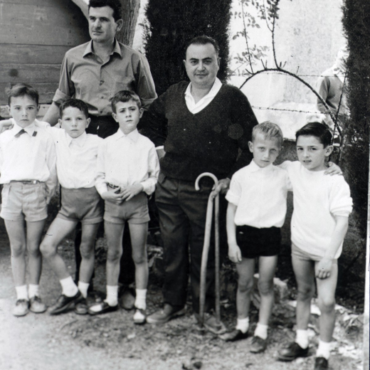 En Joan Figueras i en Lluís Tornil amb els petits Josep Figueras, Jacob Mesa, Joan Aymerich, Pere Pons i Ernest Colomà.