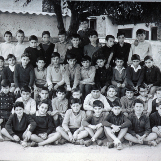 Escola de nois núm. 1. Curs 1966-1967. Mestre Lluís Serra.

Rafel Roura, Pere Güell, Antoni Tomàs, Salvador Soms, Josep Xarbau, Josep Bosch, Lluís Quellos, Alfons Soms, Eloi Navarro, Joan Viñolas, i Rossend Valentí.

Pere Maynegre, Pere Pons, Pere Serra, Joan Falgueras, Pere Giménez, Ramon Bosch, Francesc Serra, Santi Soms, Salvador Bosch, Santi Pou, Joan Marti i Narcís Murgadella.

Josep Roca, Josep Presas, Josep Croses, Josep Puig, Ferran Casquet, Josep Freixas, Simó Serra, Antoni Colomer, Benet Prats i Joaquim Reyner.

Narcís Mir, Jaume Costa, Josep Bancells, Joan Roca, Llorenç Ruscalleda, Miquel Rossell, Josep Ribas, Francesc Serra i Alfons Surís